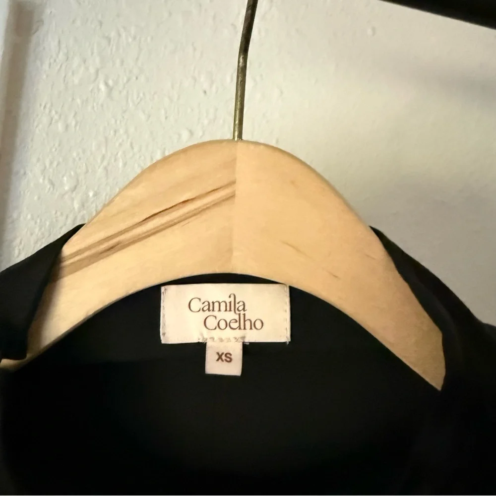 CAMILA COELHO‎ black satin viscose strong padded shoulder cropped tie back top